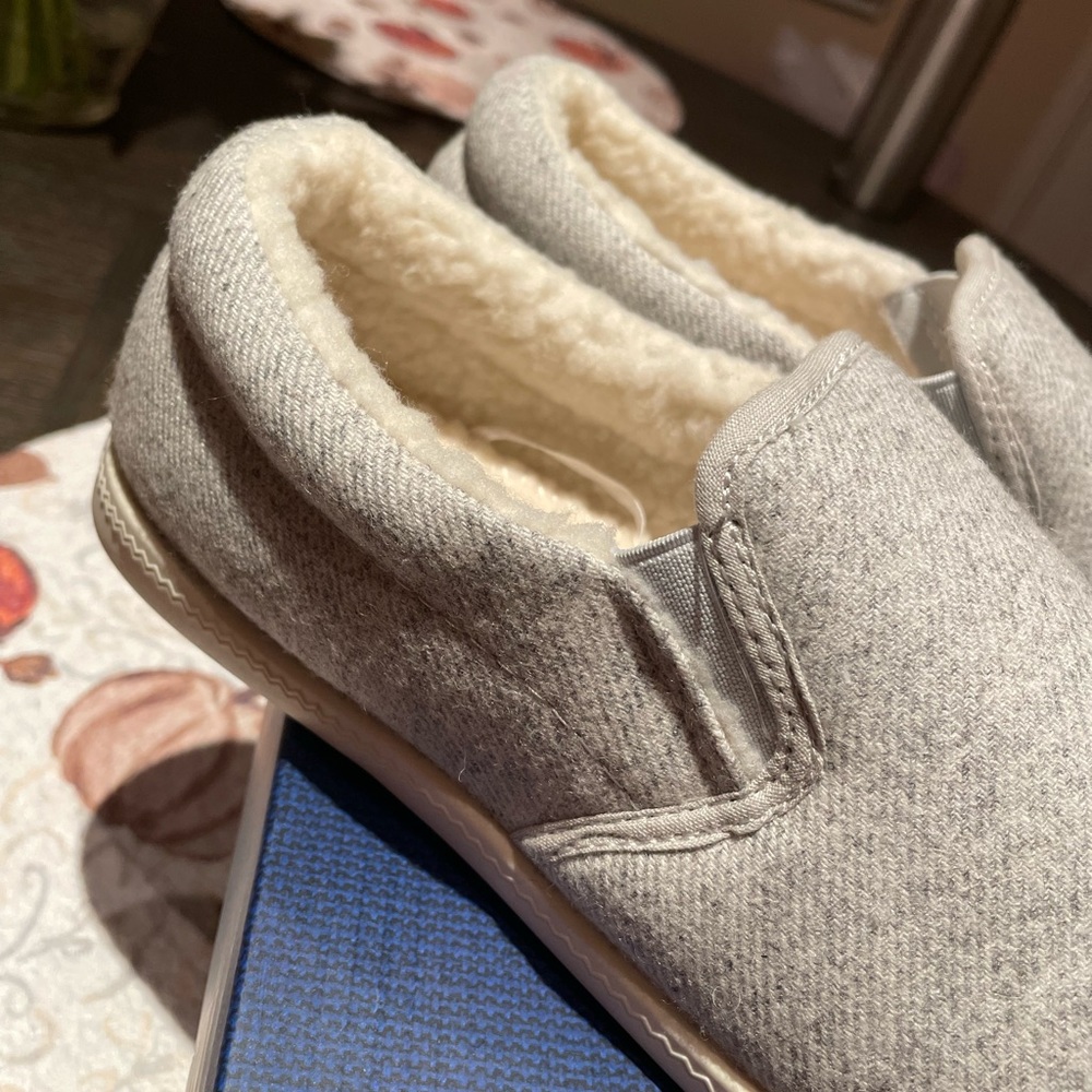 Tommy Bahama Slip-ones - Picture 2 of 4
